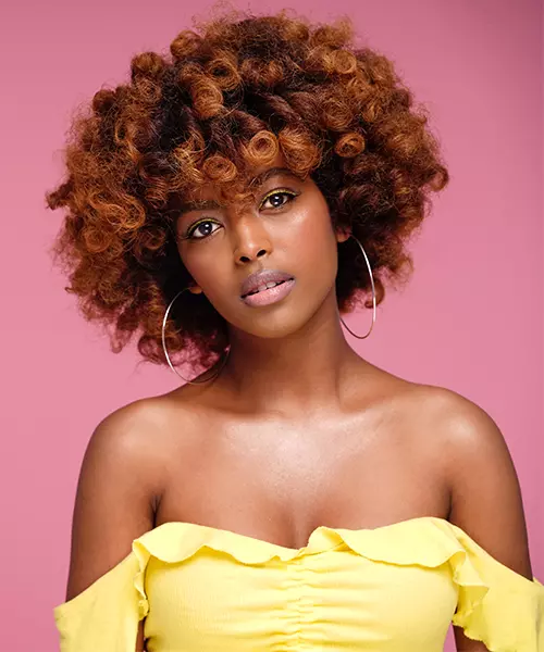 Model met warme rose-gold haarkleur